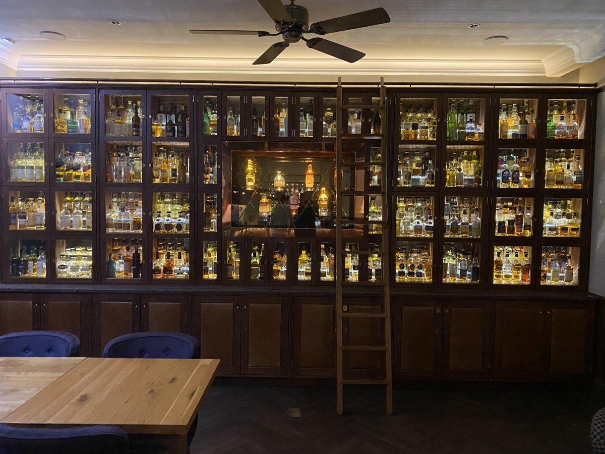 스코틀랜드산 위스키(스카치)는 내가 가장 애정하는 술이다. 대학교 졸업반 시절 하루키가 ‘갯내음이 물씬 풍긴다’고 표현한 것에 감명받아 처음 맛을 봤고, 10년 뒤에는 소원대로 스코틀랜드 증류소를 직접 방문할 수 있었다.

이 타래를 스카치를 사랑하거나 혹은 알아가고 싶은 분들께 헌정한다.