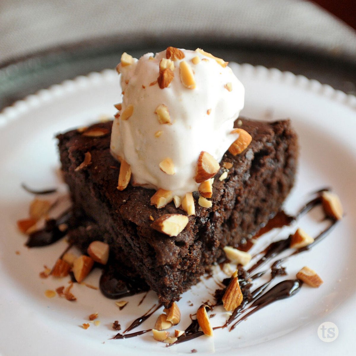 KimRunkle324's tweet photo. Who is in the mood for some chocolate deliciousness with a touch of cinnamon?  https://t.co/r8FvWlLLsP https://t.co/xj05GKclL1