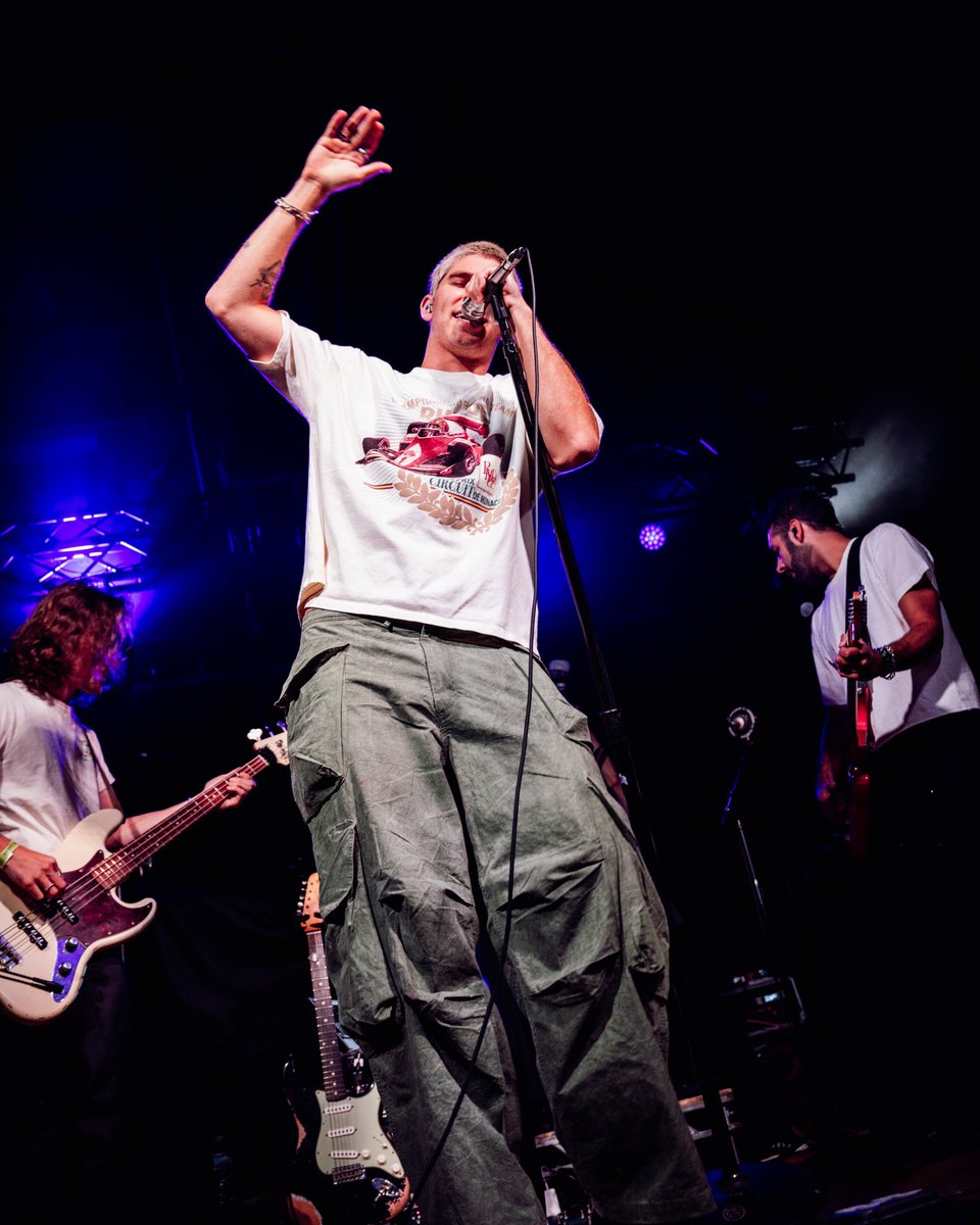 . <a href="/JadenHossler/">jxdn</a> brought his light to Chicago last night on his ‘When The Music Stops’ tour w/ <a href="/lolopopgurl/">LØLØ</a> + <a href="/gunnargehl/">GUNNAR</a> 🌞This show was a reminder of how great it feels to come together and scream-sing some of our favorite songs ❤️ 

📸 Gracie Silverstein + Harry Bearrows