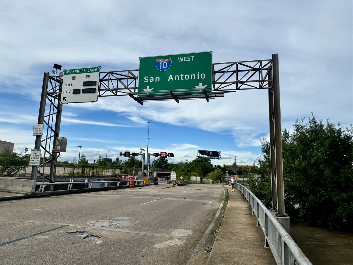 PNav57's tweet image. I-10 on ramp/off ramp in downtown at Louisiana Street #HuracanBeryl #Houston #Flooding