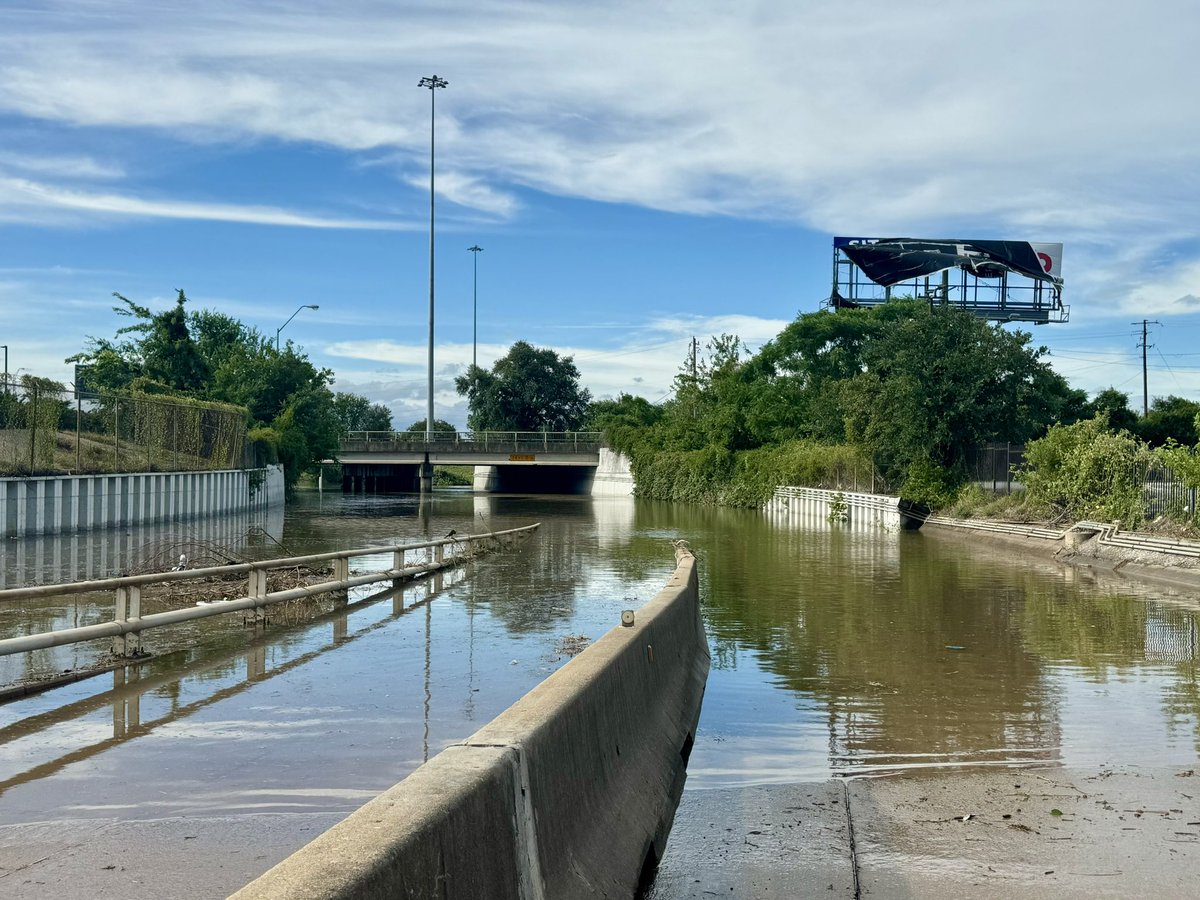 PNav57's tweet image. I-10 on ramp/off ramp in downtown at Louisiana Street #HuracanBeryl #Houston #Flooding