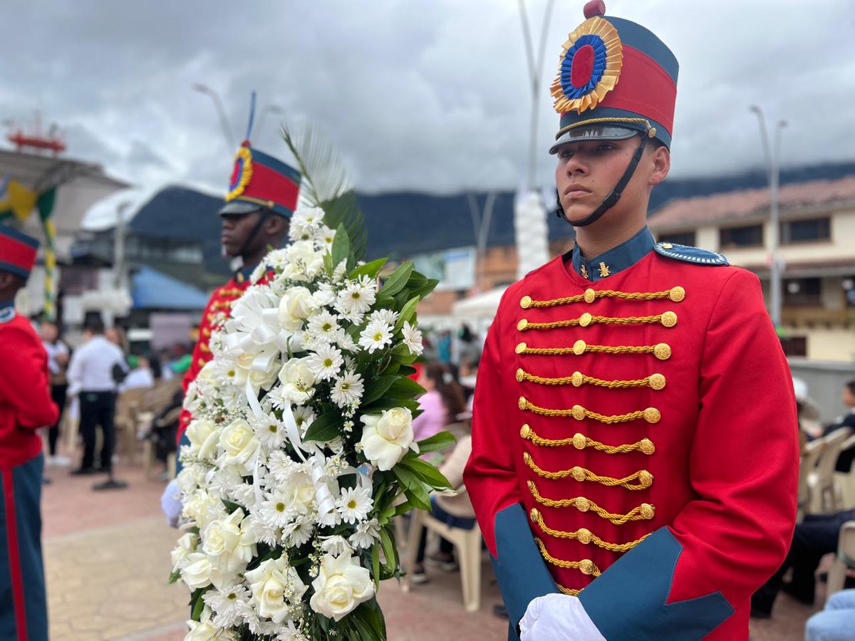 COL_EJERCITO's tweet photo. #ParaNoOlvidar | Hoy honramos la memoria de nuestros militares asesinados hace 25 años en la toma guerrillera al municipio de Gutiérrez #Cundinamarca. 
El Departamento Jurídico con la Alcaldía municipal, realizaron una ceremonia en memoria de nuestros soldados y sus familias. https://t.co/b4pPHYOjFG
