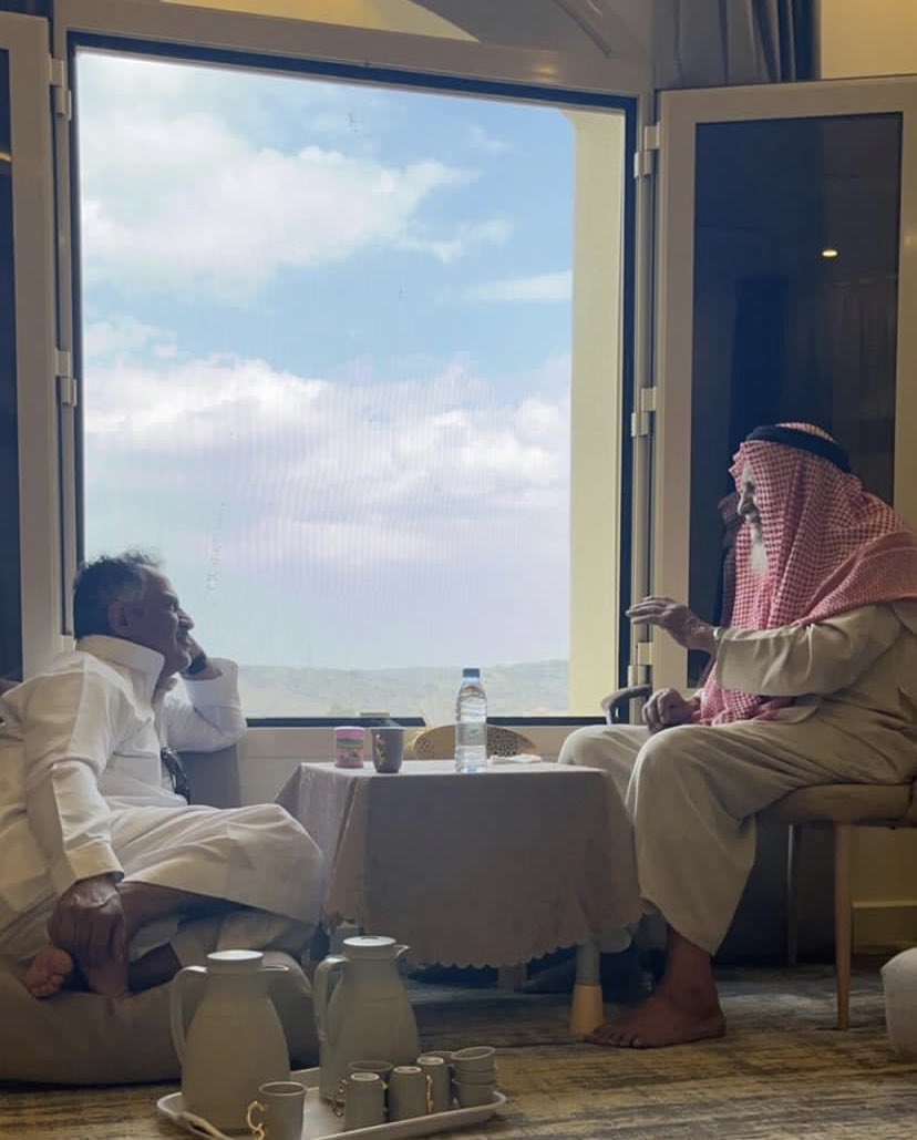 " رفيقٍ تشتري خوته من زود الغلا بـ فلوس
رصيده ضحكة حجاج اليا ضاقت .. تعيّنها "