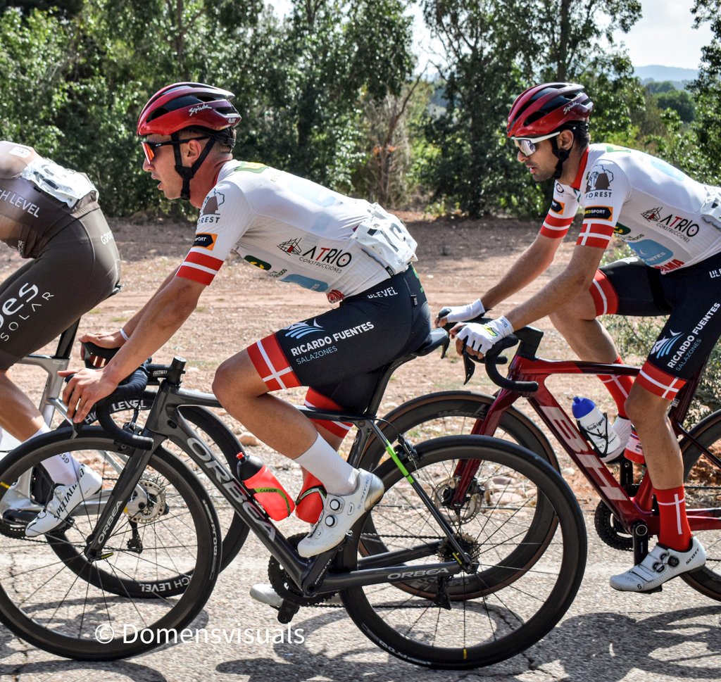 🏁 Trofeo Ferias y Fiestas de Arévalo

📊 Carrerón y Top10 de <a href="/Miguel_Juan98/">Miguel Juan</a> (8º) y <a href="/villaverde_joel/">Joel Villaverde</a> (9º) en la prueba abulense.

➕💪🏻 La valentía de Miguel escapado en solitario durante 30 km.

➖😵 Una salida de cadena ha privado a Joel de pelear el podio en la llegada.