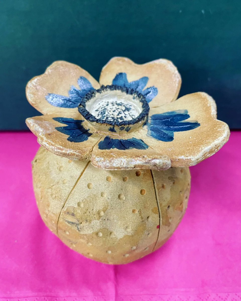 Create_Oldham's tweet image. 🏺 WHAT? Learning how to use clay, use a potters wheel, and paint &amp;amp; finish your creations to name a few!

🏺 COST? £17 per class. Please note this is increasing from this Friday.

Hack Oldham 💙

#hackoldham #potteryclasses #greatermanchester #pottyforpottery #oldhamhour