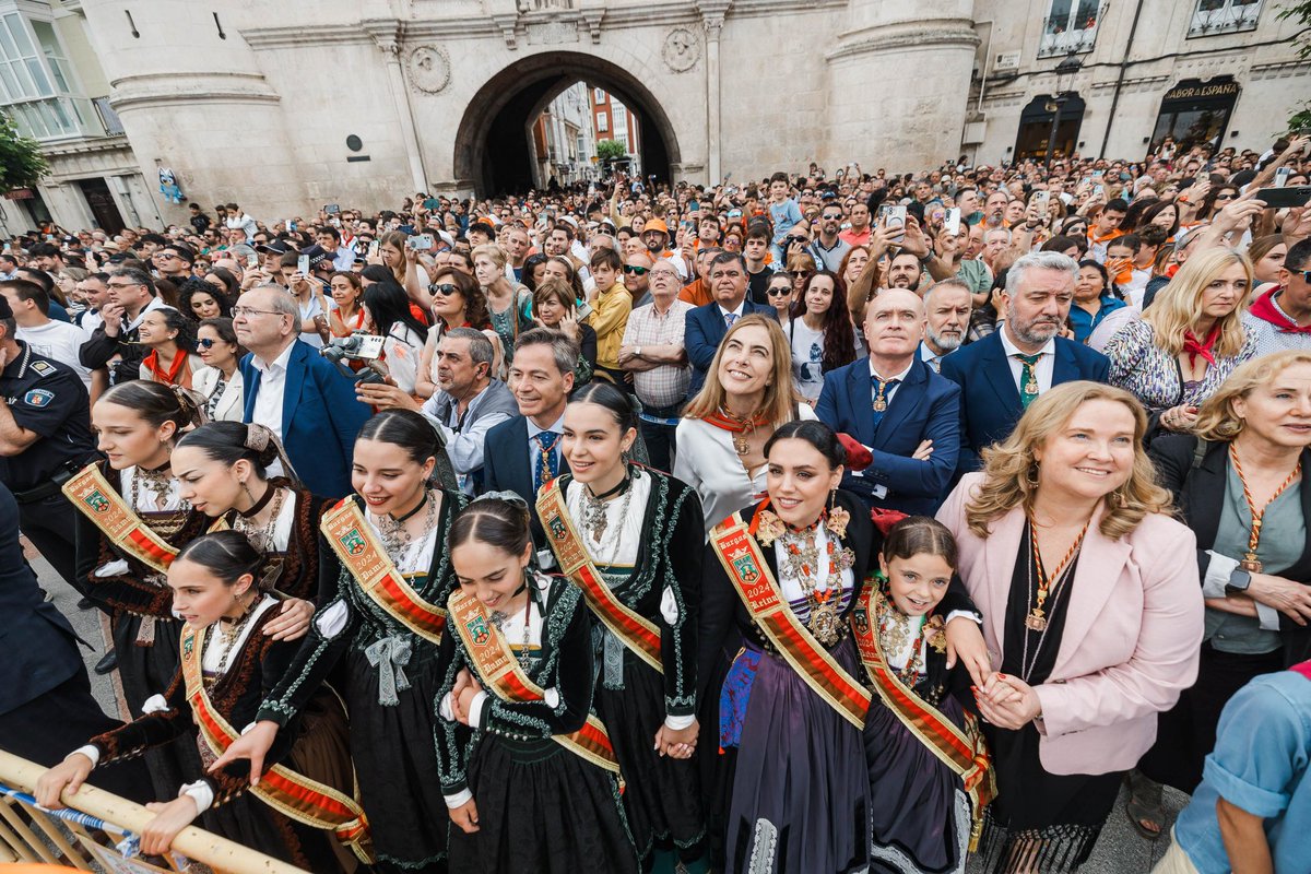 cris_ayala_'s tweet photo. ✅Con exitosas novedades como el escenario de #4Reyes con gastronomía y música todo el día.
✅Con programación infantil acompañada de foodtrucks y música en #IslaFantasía
✅Con una #mascletá tras el #Himno
✅Con un espectacular piromusical en #Capiscol
Fotos: R Mena y T Alonso https://t.co/FbJqnkEh7S