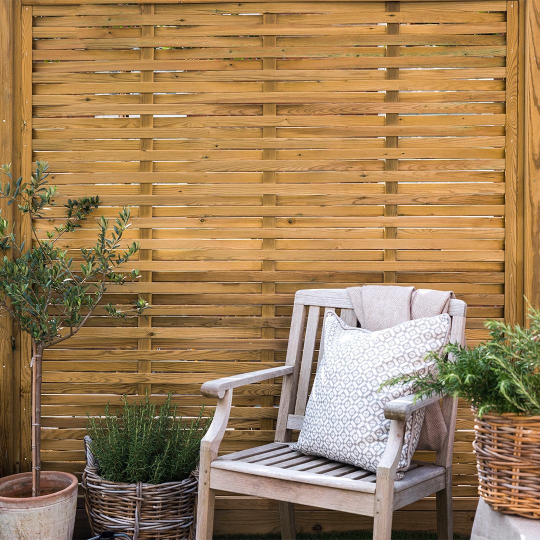 Jacksonsfencing's tweet image. Our Woven fence panels, which Sophie Paterson Interiors chose for her garden makeover are perfect for summer days as they allow sunlight to filter through and create a luxurious feel - jacksons-fencing.co.uk/fencing/fencin…

#FencePanelDesigns #OutdoorFencing #PrivacySolutions