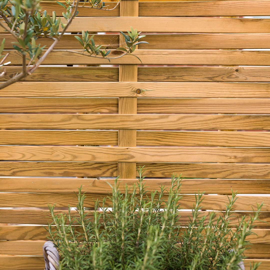 Jacksonsfencing's tweet image. Our Woven fence panels, which Sophie Paterson Interiors chose for her garden makeover are perfect for summer days as they allow sunlight to filter through and create a luxurious feel - jacksons-fencing.co.uk/fencing/fencin…

#FencePanelDesigns #OutdoorFencing #PrivacySolutions
