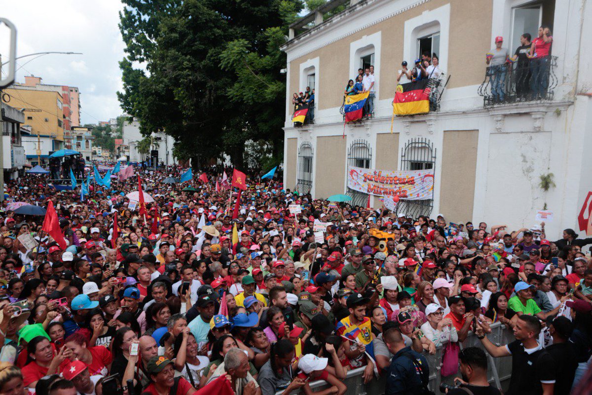 El candidato de la paz, Nicolás Maduro, se fue al municipio Guaicaipuro del estado Miranda al encuentro con su pueblo. En tan solo 20 días, sellaremos la victoria con la fuerza de todo un pueblo organizado que quiere estabilidad, unión e integridad territorial.