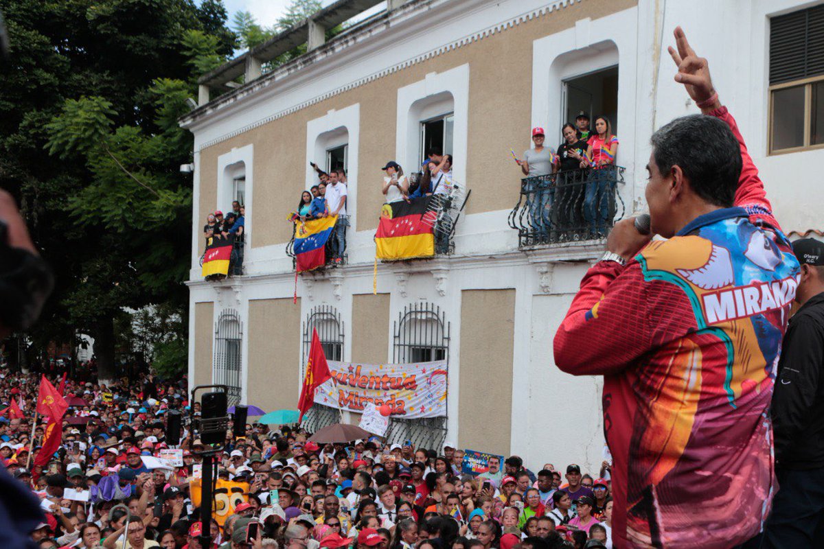 jorgerpsuv's tweet photo. El candidato de la paz, Nicolás Maduro, se fue al municipio Guaicaipuro del estado Miranda al encuentro con su pueblo. En tan solo 20 días, sellaremos la victoria con la fuerza de todo un pueblo organizado que quiere estabilidad, unión e integridad territorial. https://t.co/MMUQn4sjT5