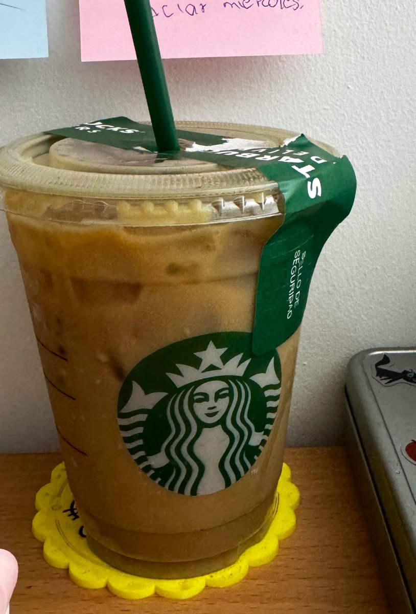 _mahrmay's tweet photo. Está padrísimo mi Latte con jarabe de frambuesa, leche deslactosada light, con crema batida tamaño venti con sabor a RAYOS (obviamente sin nada de lo que pedí) y del tamaño que quisieron enviarme🤔
@Starbucks  @StarbucksMex  en decadencia. https://t.co/HUtOnkLQBd