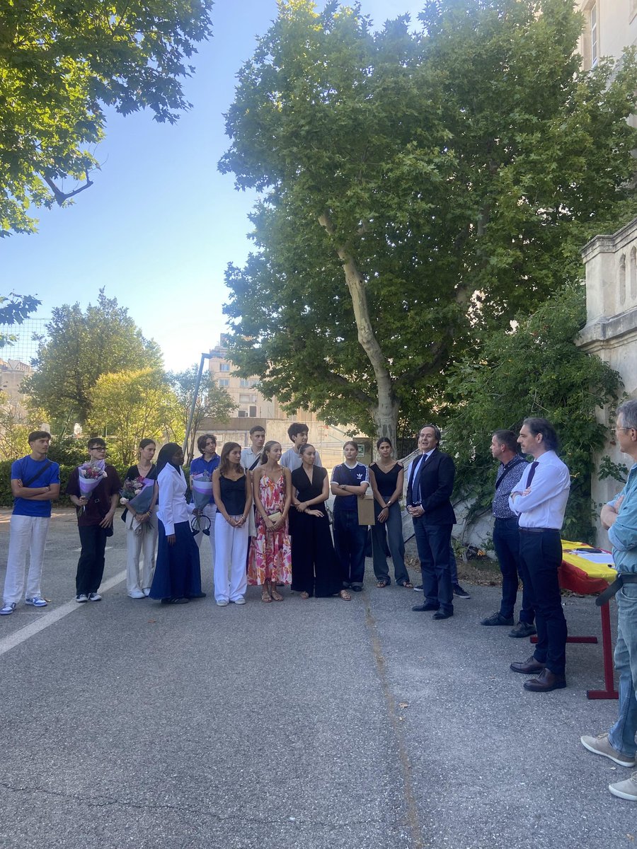 DelphineSpirito's tweet photo. Chaleureuse remise des diplômes 🎓 Bachibac 🇪🇦🇨🇵 au Lycée St Charles à Marseille en présence de Monsieur le Consul Don Bernardo de Sicart Escoda, Monsieur Massart le Proviseur et l'équipe de choc 🔥 de la section. Bravo aux jeunes bacheliers 👏 https://t.co/2lfW5PfINt