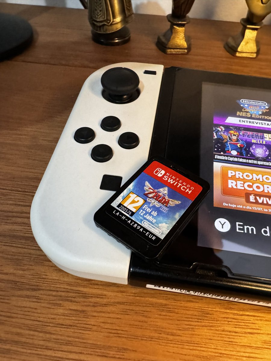 xarlessantos's tweet photo. Tô vendendo essa mídia física de Zelda, não tem case, só o card. Era do meu filho, mas ele não adaptou. ZN se SP/Alphaville e Barueri. Ou envio por conta do comprador.
R$ 200,00

Se tiver algum lugar pra ajudar a vender, dá uma força aí @rodrigocoelhoc 
#nintendo #NintendoSwitch https://t.co/ukag0ZLe9M