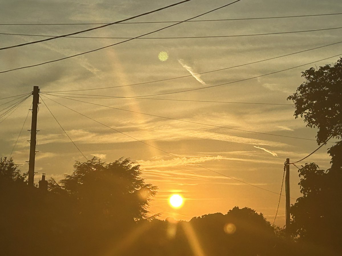 chatswithem's tweet photo. Had to pop out for 5
Interesting skies
#stopthespray
#stopthegeoengineering
#silverskies
Solar radiation management
And tomorrow there'll be rain
2 https://t.co/2pkxbGGmCJ