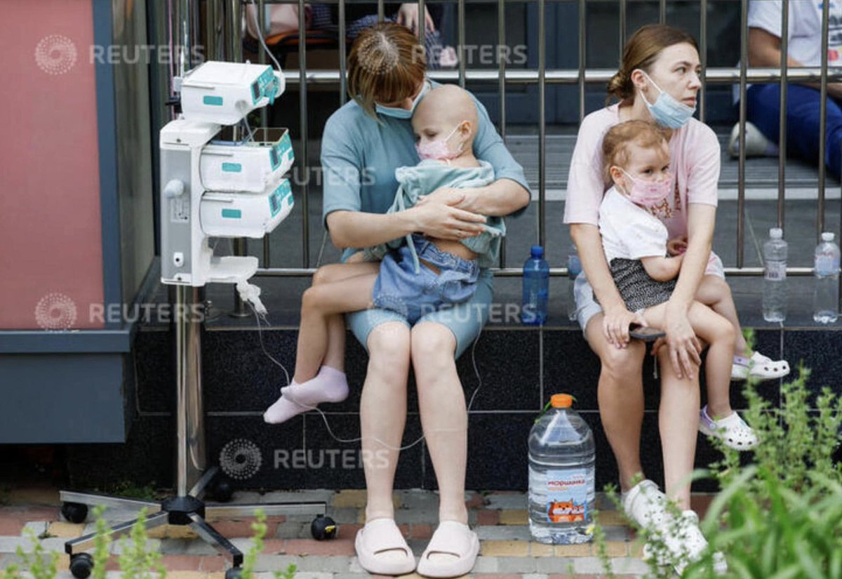 stefsiohan's tweet image. Voici les enfants qui étaient dans l&apos;hôpital Okhmatdyt de #Kyiv frappé aujourd&apos;hui par un missile balistique russe, les mômes les plus malades d&apos;Ukraine, atteints de cancers, en dialyse, souvent sur place avec leurs mamans. Photo @Reuters (1)