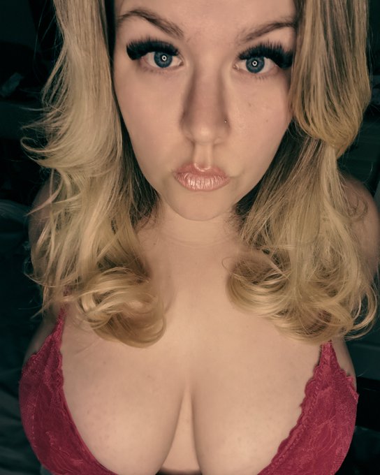 Big eyes... Bigger boobs https://t.co/hCgVhzHazW