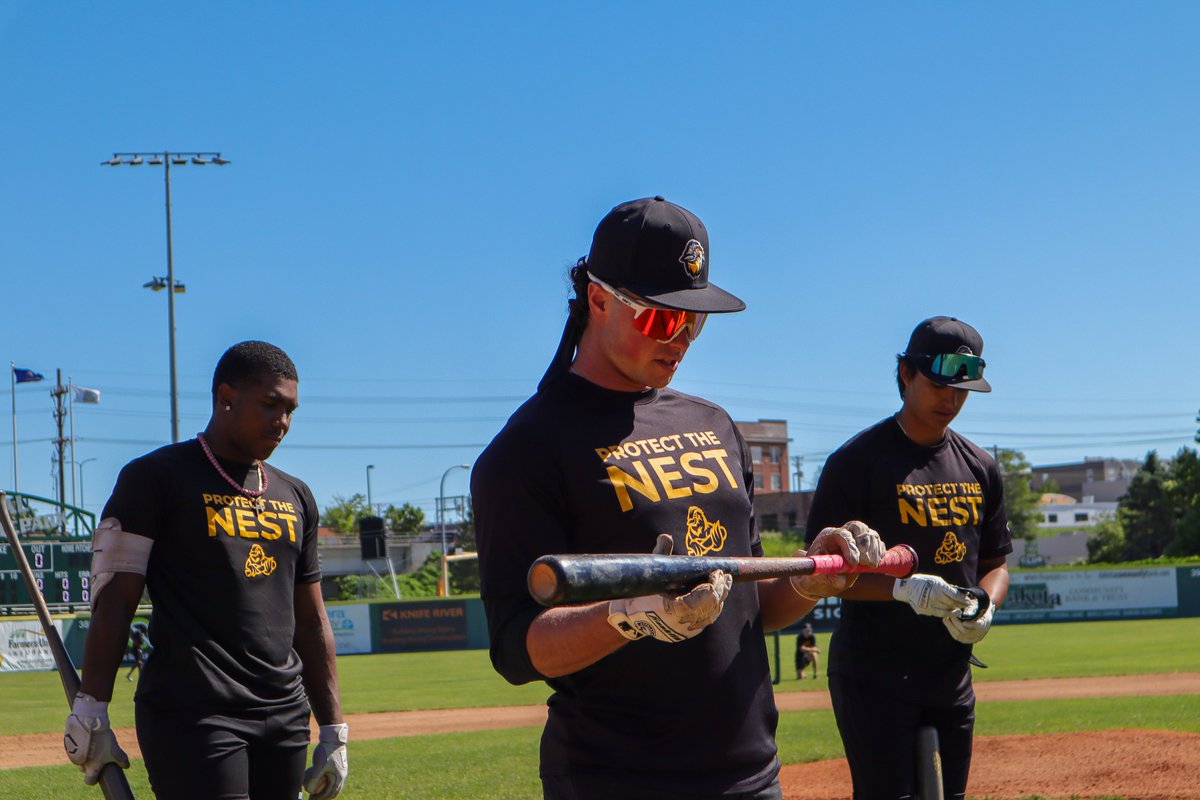 bismarcklarks's tweet photo. action packed night as game 2 vs BigSticks is going down LIVE on ESPN+! #LetsGoLarks
🐤Larks vs. Badlands BigSticks
⏰6:35pm
📍Bismarck Municipal Ballpark
📺https://t.co/zT4PeweMpg https://t.co/g0hp8AyZPB