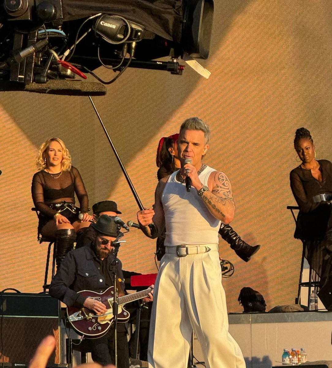 Here are a few pictures from this years <a href="/BSTHydePark/">BST Hyde Park</a> . There are not many with Mr Nuttall so huge thank you to @IngridLuberti that she allowed is to share them. 
They are magnificent 👌🏻