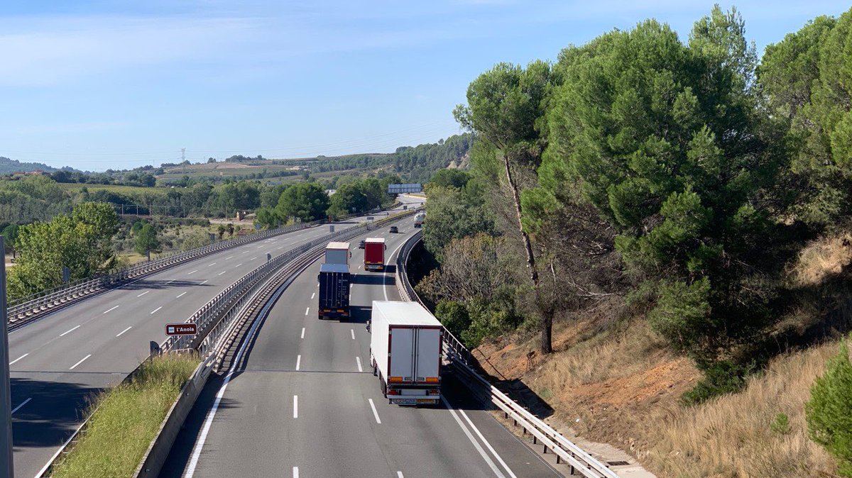 aps_cup's tweet photo. 🔆 L'Ajuntament de Subirats vol utilitzar l'autopista AP7 per instal·lar-hi plaques fotovoltaiques. El municipi podria generar fins al 175% del consum elèctric anual utilitzant espais alterats pel pas de l'autopista. https://t.co/N921n0sgqc https://t.co/sKgOxOlKSr