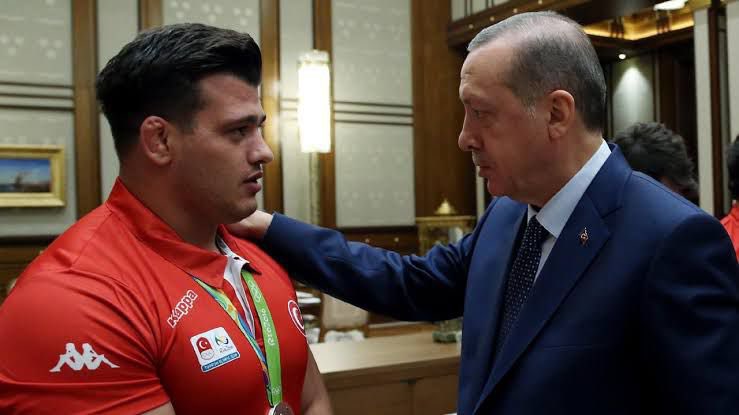 Gezi Parkı eylemcilerine “Sizin yaptığınız eylemi s***yim. Vatan hainleri” diye hakaret eden güreşçi Rıza Kayaalp kanında dopingli maddeye rastlandığı gerekçesiyle müsabakalardan men edildi ve olimpiyat kafilesinden çıkartıldı.