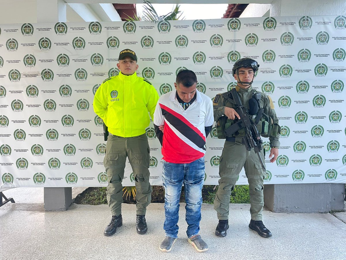 mindefensa's tweet photo. Cayó alias ‘Chepe’, segundo cabecilla del frente ‘Dagoberto Ramos’ de las disidencias de las Farc, y uno de los principales reclutadores de menores de edad, que además venía adelantando inteligencia militar para impedir la sustitución de cultivos ilícitos en el Cauca. 

En una operación coordinada, @PoliciaColombia, @FuerzaAereaCol y @FiscaliaCol allanaron una casa en obra gris en Caloto, en donde el hombre estaba en ropa interior junto a una señora y un niño. 

La Fuerza Pública continúa su trabajo para prevenir y contrarrestar el reclutamiento forzado contra niños, niñas y adolescentes en todo el país.