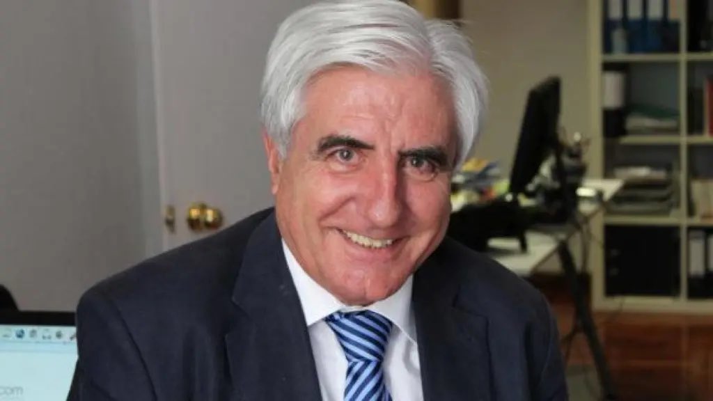 Nos ha dejado Enric Sopena, un caballero del periodismo, un profesional de enorme talla y un buen amigo. Sin necesidad de compartir sus ideas, siempre obtuve su apoyo cuando trabajé a sus órdenes. Descanse en paz.