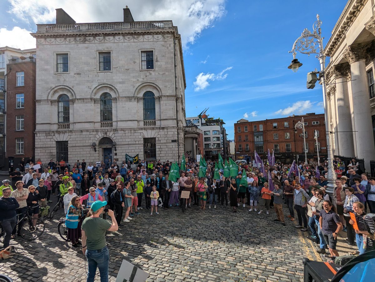 Brilliant turnout this evening showing how angry Dubs are at threats to keep the city car-choked and congested. 

Thanks to all of you who came along - And to <a href="/DublinCommuters/">Dublin Commuters</a> for organising (+ great speeches) 

We just hope CEO Shakespeare will hear us &amp; implement the FULL plan!