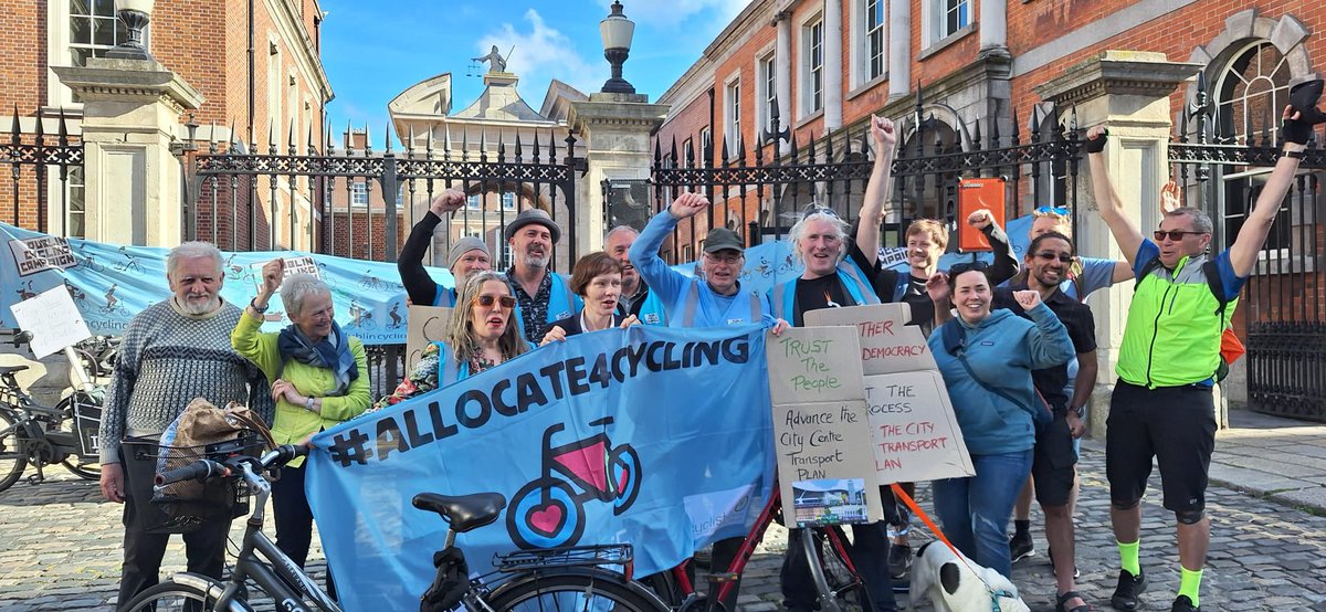 dublincycling's tweet image. Brilliant turnout this evening showing how angry Dubs are at threats to keep the city car-choked and congested. 

Thanks to all of you who came along - And to @DublinCommuters for organising (+ great speeches) 

We just hope CEO Shakespeare will hear us &amp;amp; implement the FULL plan!