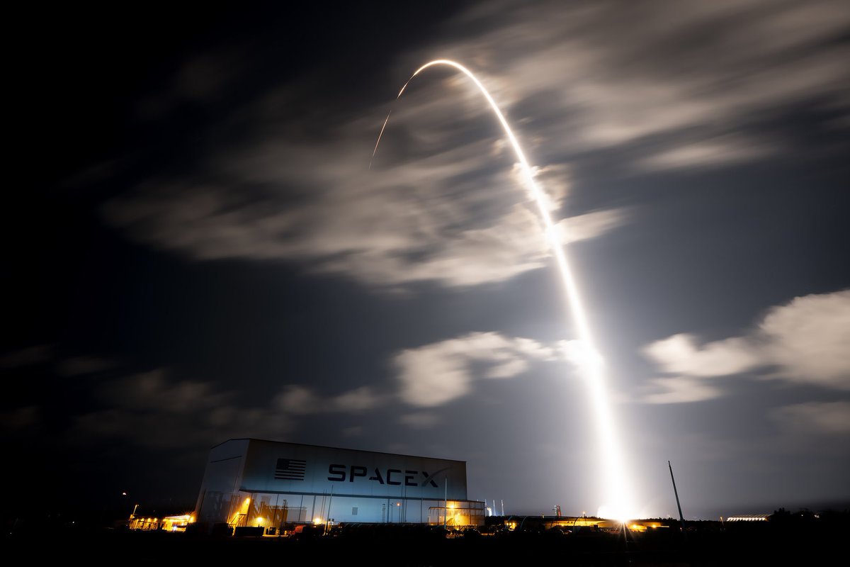 SpaceX is now worth $210 billion! Bloomberg reports this based on recent insider share offers. 🚀 Here’s why:

1. Reusable rockets making space travel cheaper and easier.
2. Starlink’s 4,000+ satellites bringing fast internet everywhere and the most accurate positions globally,