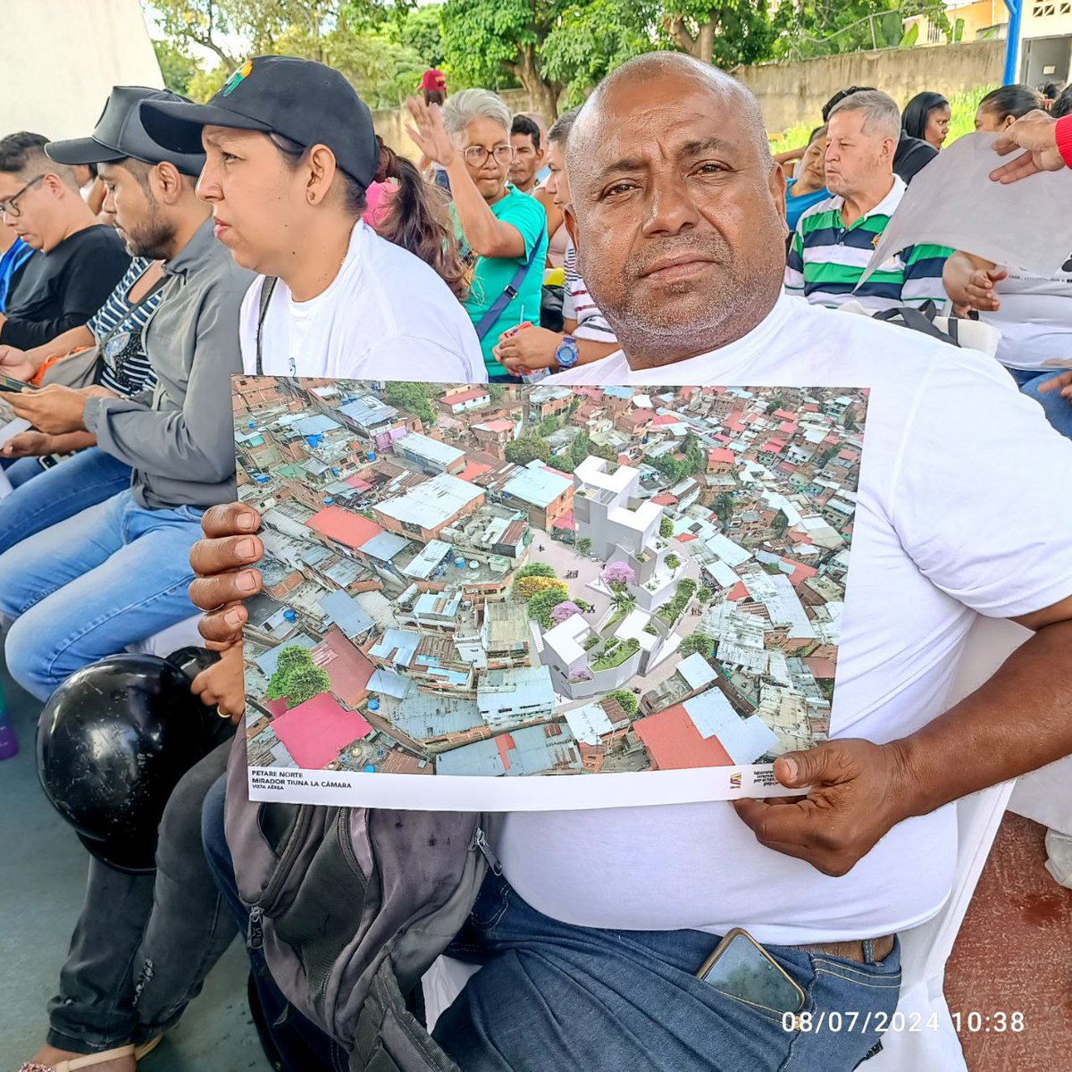 Nos reunimos con los voceros de las 88 comunas del Municipio Sucre, para la ejecución del proyecto habitacional aprobado por el presidente <a href="/NicolasMaduro/">Nicolás Maduro</a>, se iniciará en el Barrio 5 de Julio #Petare y se extenderá a las 5 parroquias de nuestra jurisdicción.
#PalabraEres