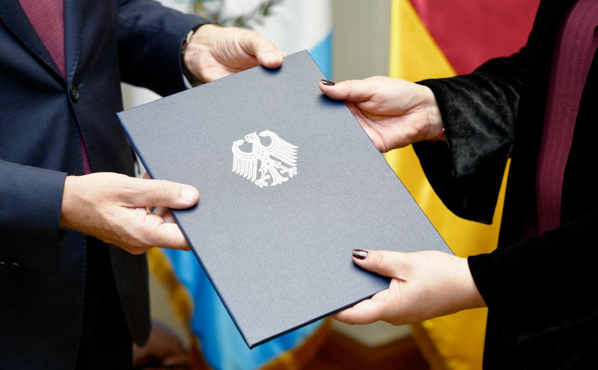 MinexGt's tweet image. 🇬🇹🤝🇩🇪 | La #ViceCancillerGT @Monicabolanos8 recibió las #CopiasDeEstilo del Excmo. Sr. Hardy Gunther Boeckle, Embajador designado de la República Federal de Alemania en Guatemala.
En el encuentro intercambiaron opiniones sobre temas prioritarios de la agenda bilateral y