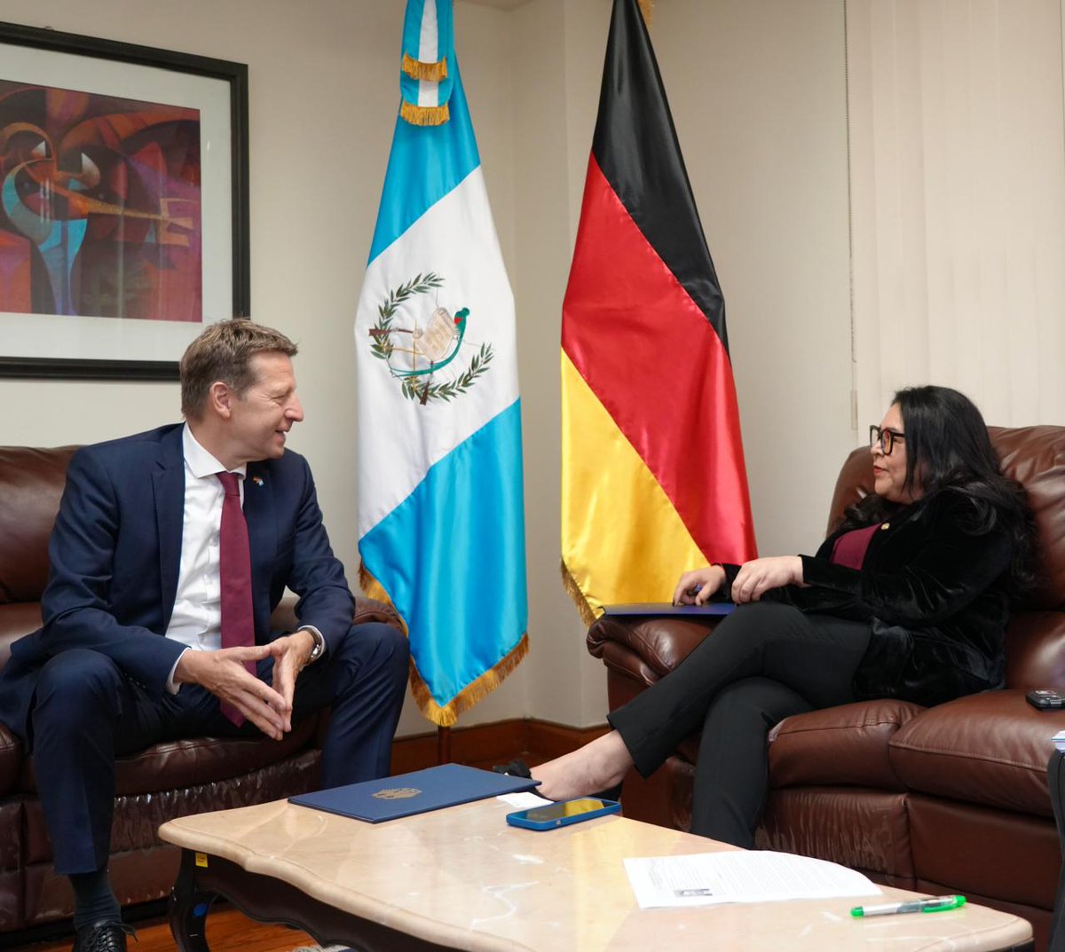 MinexGt's tweet image. 🇬🇹🤝🇩🇪 | La #ViceCancillerGT @Monicabolanos8 recibió las #CopiasDeEstilo del Excmo. Sr. Hardy Gunther Boeckle, Embajador designado de la República Federal de Alemania en Guatemala.
En el encuentro intercambiaron opiniones sobre temas prioritarios de la agenda bilateral y