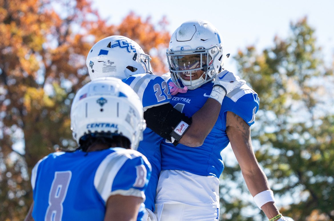 Truly blessed to receive my first division 1 offer from CCSU <a href="/coachrankin_/">Coach Rankin</a> 
#gobluedevils #Agtg