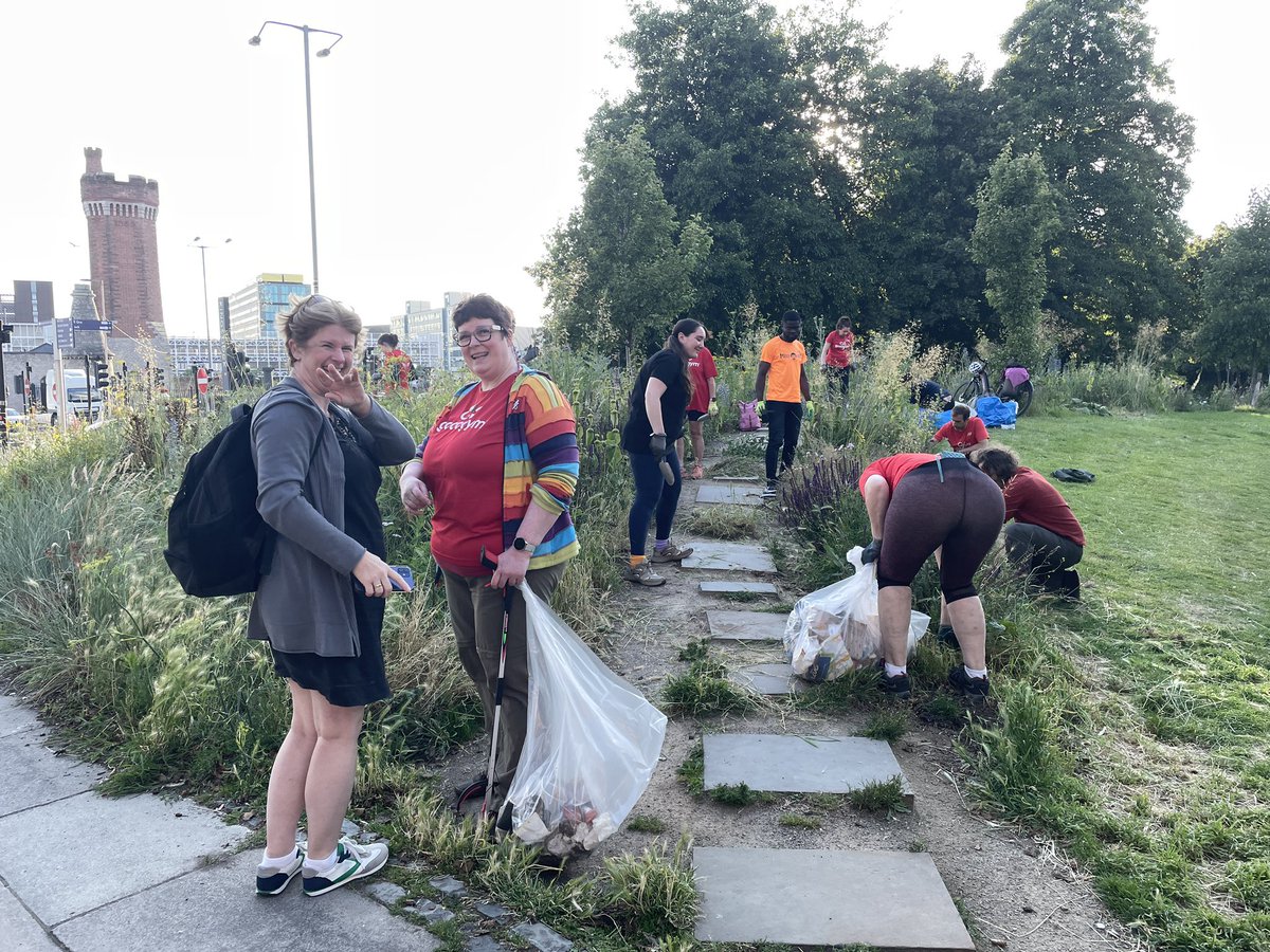 elainecresswll's tweet image. Brilliant @GoodGymLpool session this evening.  Our first light session here so they were knocked out by how beautiful the planting is.  The evening primrose has arrived on site finally and artworks keep being added to, which I love.