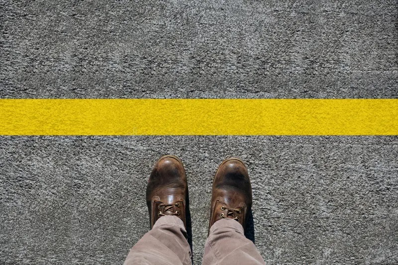 Etik olmayan bir ortamda, etik insan hep geriye düşer. Çünkü dürüst insanın ahlaki sınırları vardır, ama ahlaksızın hiç bir sınırı yoktur.