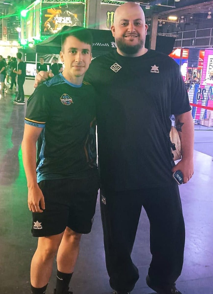 Un dels membres desde els inicis del club en <a href="/16juancuenca/">Juan</a>, amb el gran <a href="/manutegaming/">Manute</a> !! 🥳🥳
Uno de los miembros desde los inicios del club con el gran Manute!! 🥳🥳