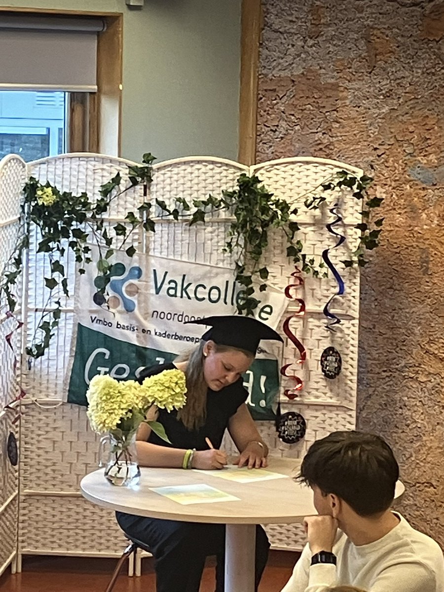 Zo ongelofelijk trots op onze Hanna.
Haar diploma op zak.
En hoe knap hoe ze dit examen heeft doorstaan.
De zwaarste periode in je leven en dan zo goed presteren.
Willem* heeft haar geholpen.
Lieve Hanna , van harte gefeliciteerd met jou behaalde diploma.