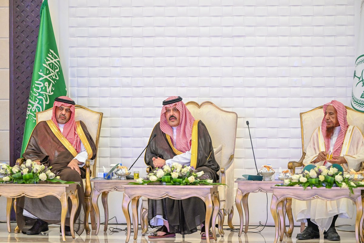 سمو #أمير_منطقة_حائل يستقبل جموع المواطنين والمسؤولين في جلسة سموه الأسبوعية تخللها لقاء مفتوح بين الأهالي ومسؤولي أمانة حائل تزامن مع نقل مباشر لمسار العمل الميداني والرقابي وسط تفاعل من المواطنين مع سرعة معالجة البلاغات الواردة خلال الجلسة وذلك بحضور وكيل الإمارة وأمين المنطقة.