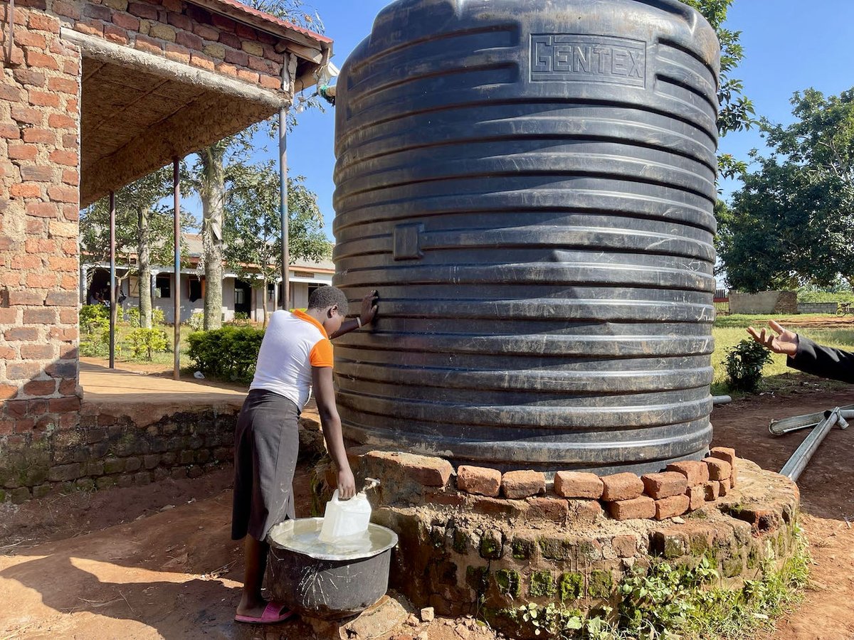 4_oiseaux's tweet image. Great News. A message from James at Bulumbu:
"Water is no longer a problem at school and neighbouring homes."
To supplement the new well, repairs are being done to the guttering on the classrooms so that rainwater can be gathered in.
#ForeverFriendsofUganda