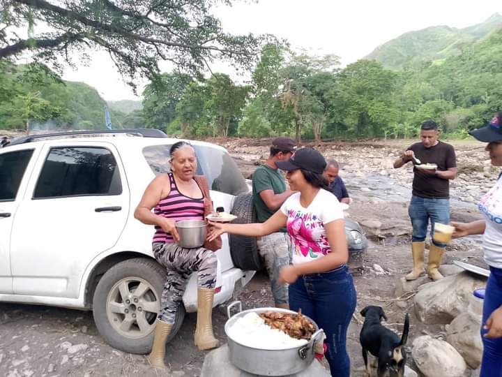 FundaproalSucre (@sucre_prensa) on Twitter photo #8Jul #Sucre Seguimos activados con la elaboración de platos servidos y bebidas nutritivas a las personas damnificadas del mun. #Montes/ #CumanacoaSaturadaDeComida
FP TM 🏡 CLAP 📦 <a href="/NicolasMaduro/">Nicolás Maduro</a> @GPintoVzla <a href="/MelendezPedro86/">Pedro Meléndez</a> #8Jul #Sucre Seguimos activados con la elaboración de platos servidos y bebidas nutritivas a las personas damnificadas del mun. #Montes/ #CumanacoaSaturadaDeComida
FP TM 🏡 CLAP 📦 <a href="/NicolasMaduro/">Nicolás Maduro</a> @GPintoVzla <a href="/MelendezPedro86/">Pedro Meléndez</a>