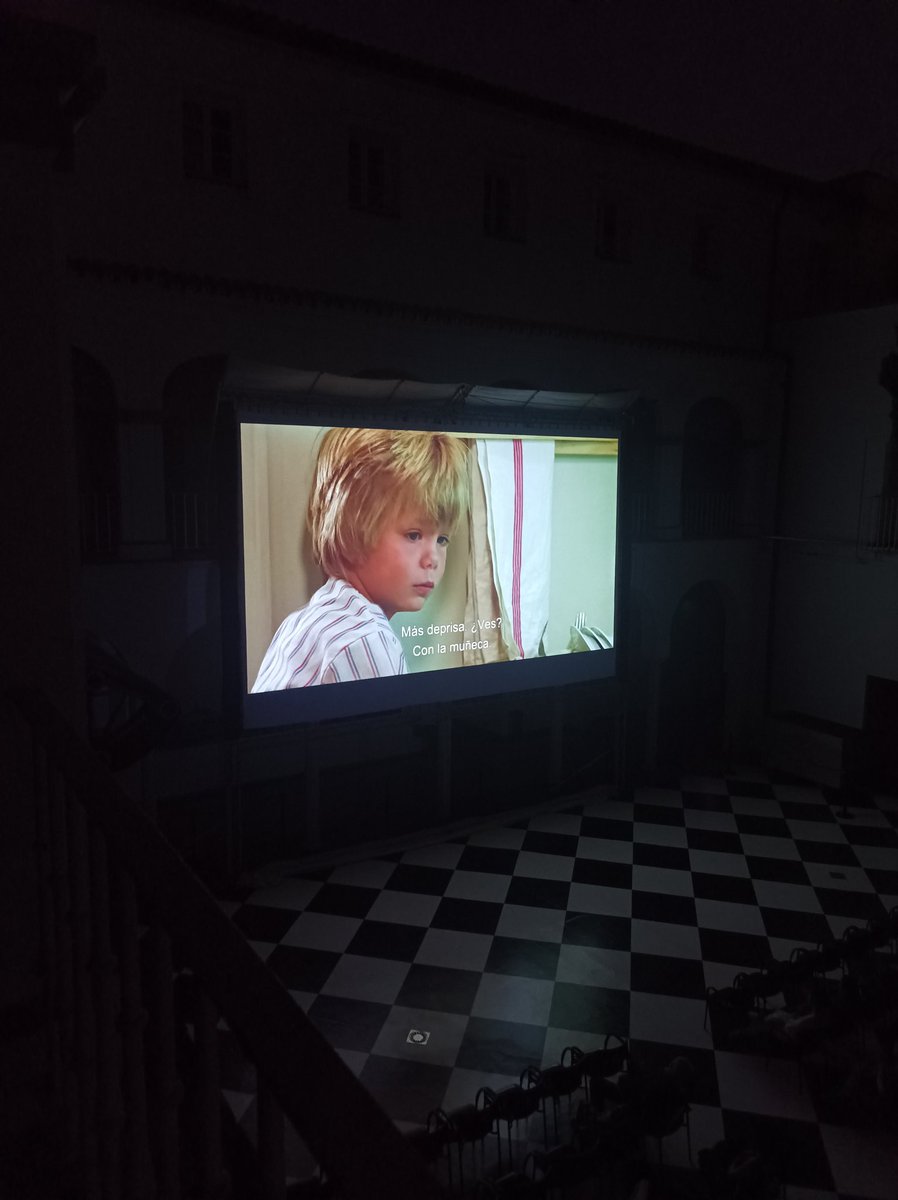 CICUS_'s tweet image. Proyección de "Kramer contra Kramer" (Robert Benton, 1979), primera sesión del ciclo que dedicamos está semana a Meryl Streep. Por este filme, tanto ella como Dustin Hoffman fueron galardonados con el #Óscar.

🌚 📽️ #CinedeVerano a #21grados en el patio de #CICUS @unisevilla