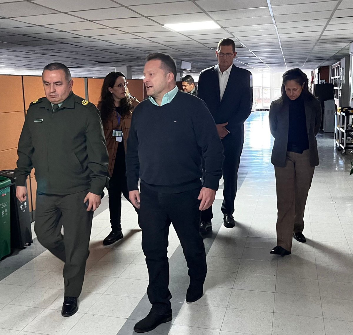 PoliciaAduanera's tweet photo. #AEstaHora en reunión con @sanofi y @ANDI_Colombia, realizamos coordinación conjunta para entrenar a los hombres y mujeres de @PoliciaAduanera sobre la identificación de la nueva imagen de los productos farmacéuticos de la compañía. https://t.co/GdjF3A9a2q