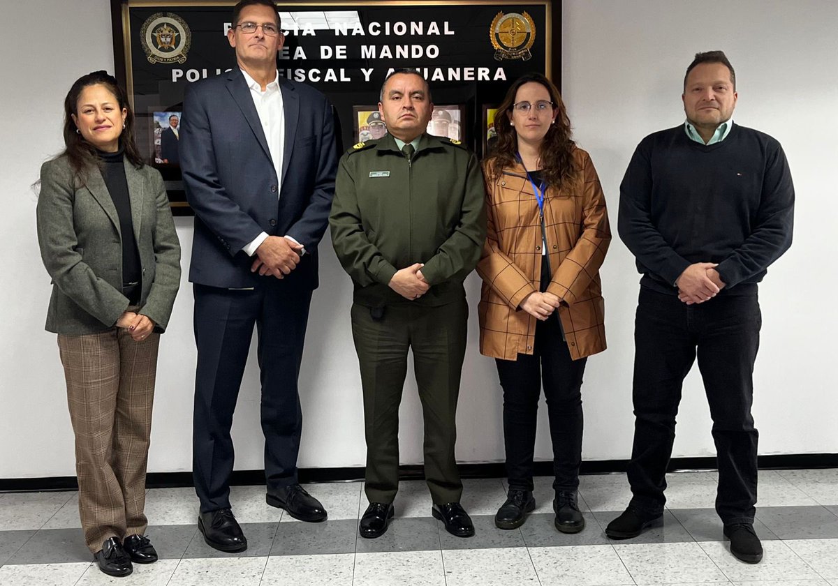 PoliciaAduanera's tweet photo. #AEstaHora en reunión con @sanofi y @ANDI_Colombia, realizamos coordinación conjunta para entrenar a los hombres y mujeres de @PoliciaAduanera sobre la identificación de la nueva imagen de los productos farmacéuticos de la compañía. https://t.co/GdjF3A9a2q