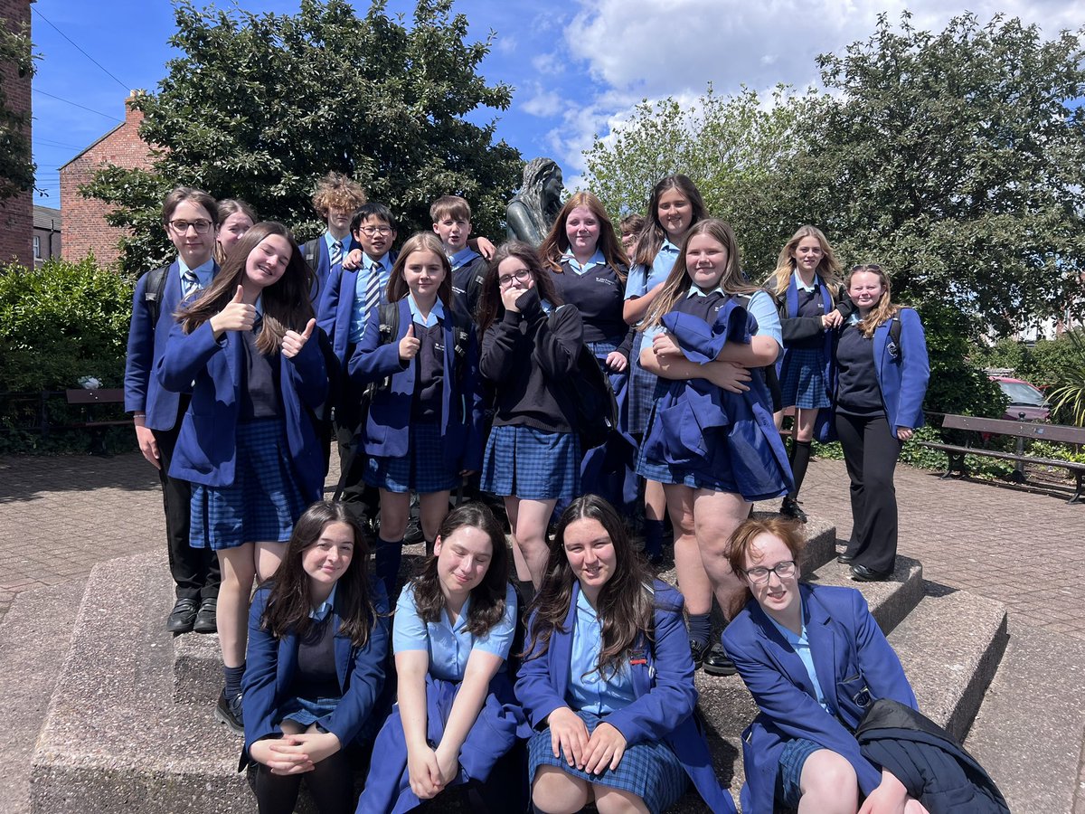 sjppadept's tweet photo. Our amazing choir SHONE on the Floral Pavilion stage tonight! A huge well done to everyone 🙌🏻🙌🏻 https://t.co/rDGweS2KLA