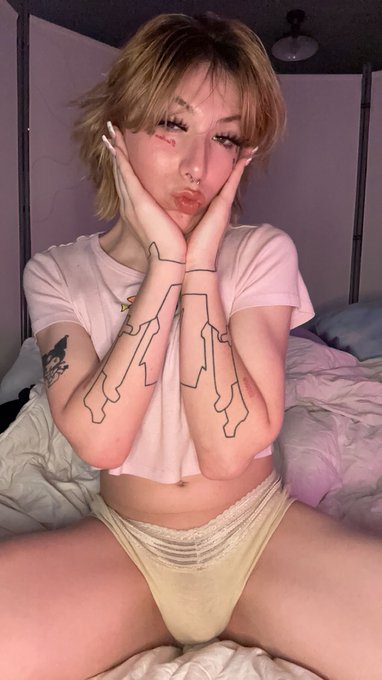 wanna see what's under my panties? 😈 https://t.co/h9Pgum1ty2