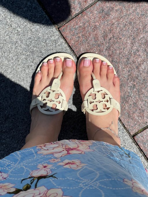 2 pic. Selfie and Toes 🩷 https://t.co/inlCjXpjX1