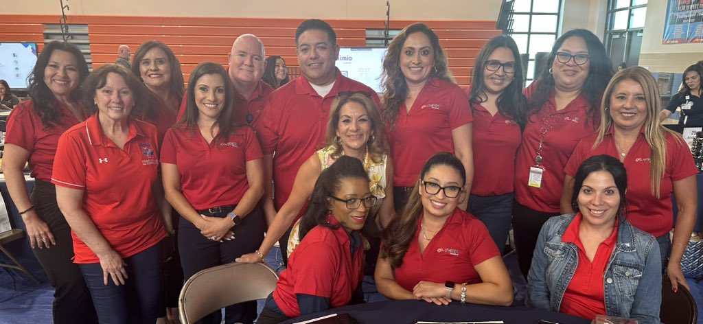 ariasjennifer's tweet photo. Proud to be with our Irvin High School feeder pattern Admins and Superintendent @DsayavedraEPISD. We’re all about making our schools great! #NortheastPride #ItStartsWithUs https://t.co/HzUC5ezE3l
