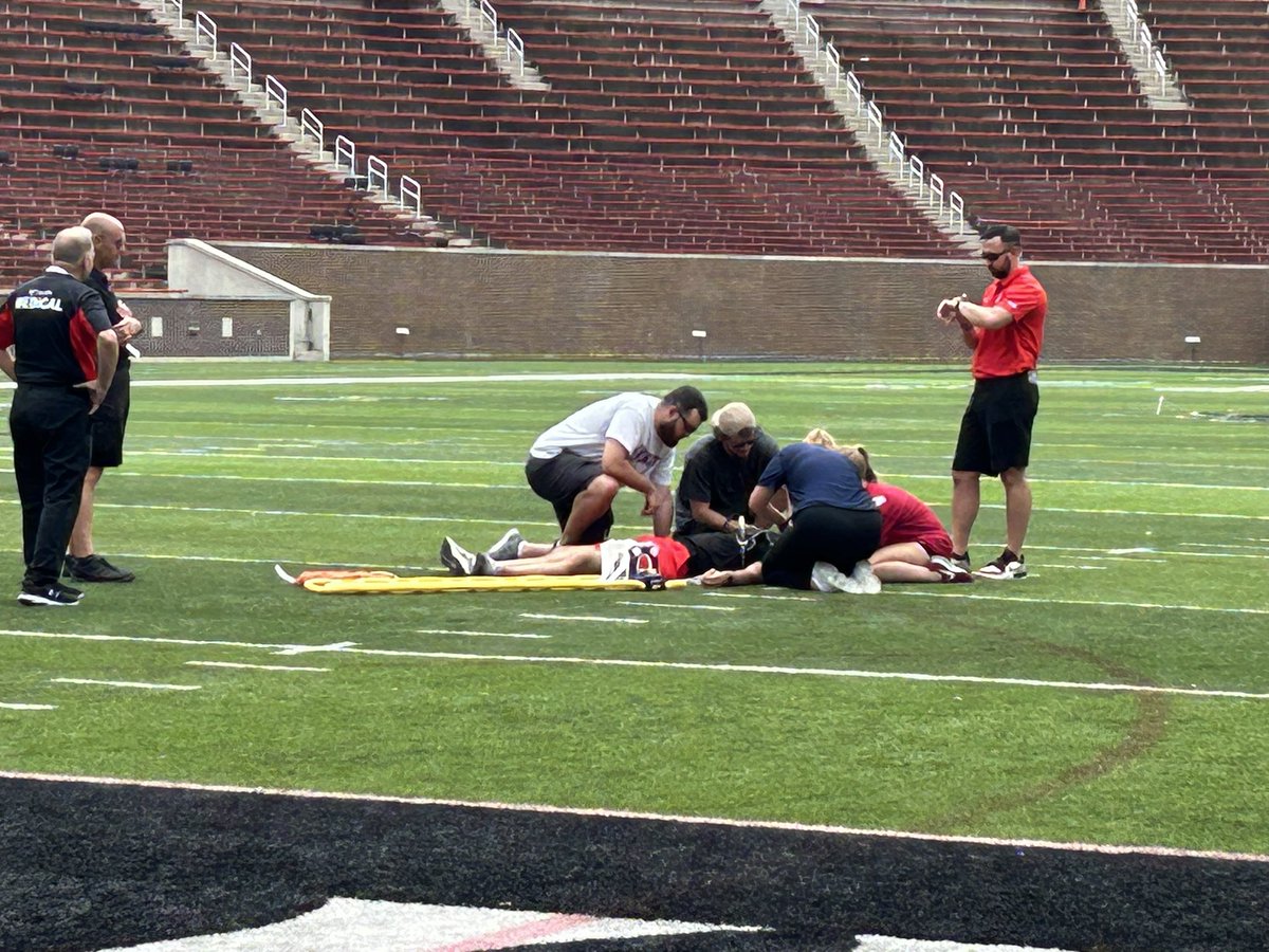 BrianPio03's tweet photo. It was a hot one for today’s sim session. A great training for @UC_ATrain MS students. Always a pleasure working with @AaronHimmlerAT Jeromy Alt and @uc_health ACMC Special Event Medics. https://t.co/Q3vzl1xGXi