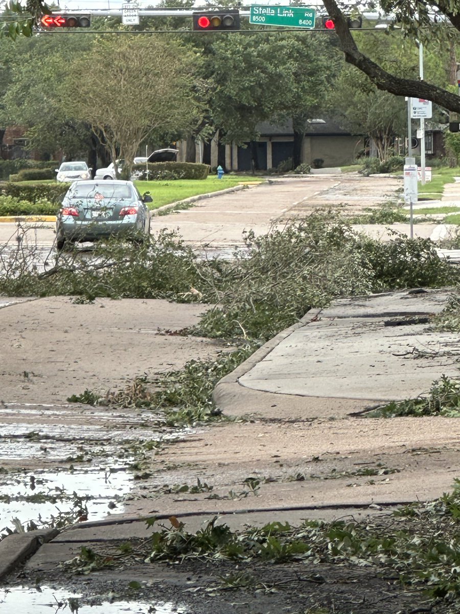 walid_fakhouri's tweet photo. The damages to our main streets near the Texas Medical Center in Houston after hurricane Beryl pummeled our area! https://t.co/6ide02M8J4