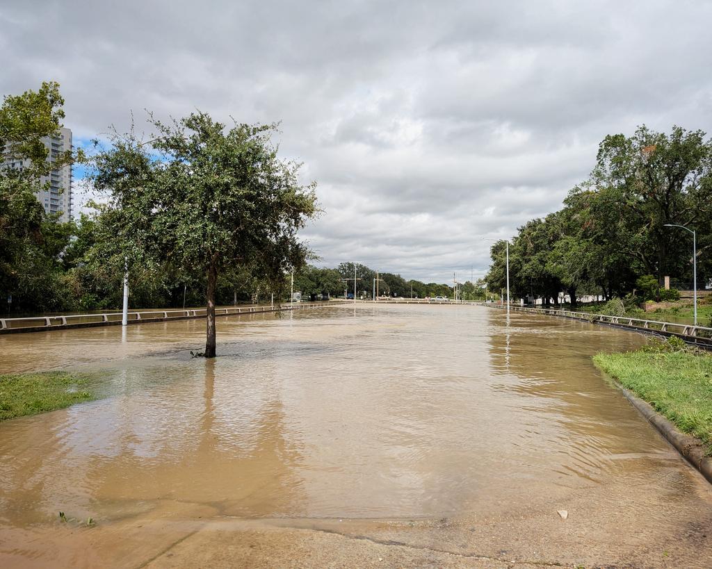 Post-#Beryl views of 1) Buffalo Bayou and 2) Allen Parkway immediately west of Studemont/Montrose. We lost power at 7:51 a.m.; fingers crossed for smooth <a href="/CenterPoint/">CenterPoint Energy</a> restoration especially as we're hosting our niece and nephew from California!